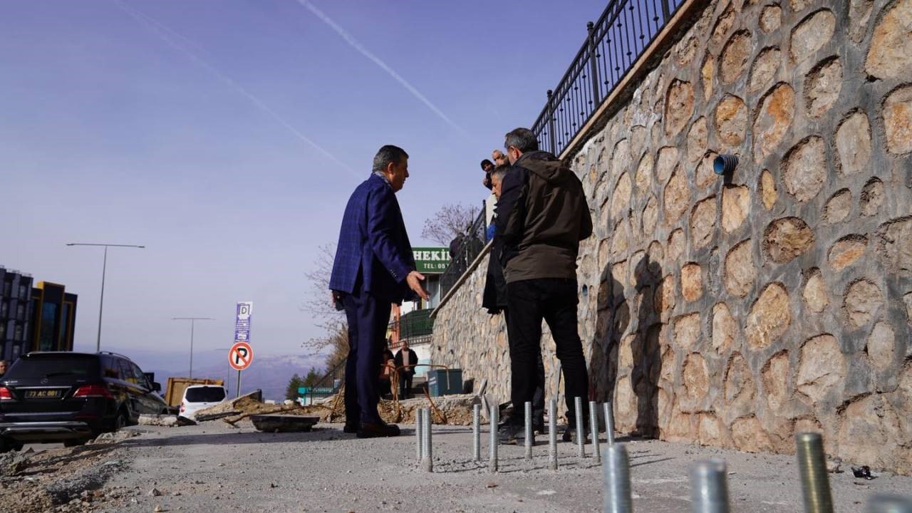 Şırnak&rsquo;ta hastane b&ouml;lgesinde g&uuml;venli ulaşım i&ccedil;in &uuml;st ge&ccedil;it hamlesi
