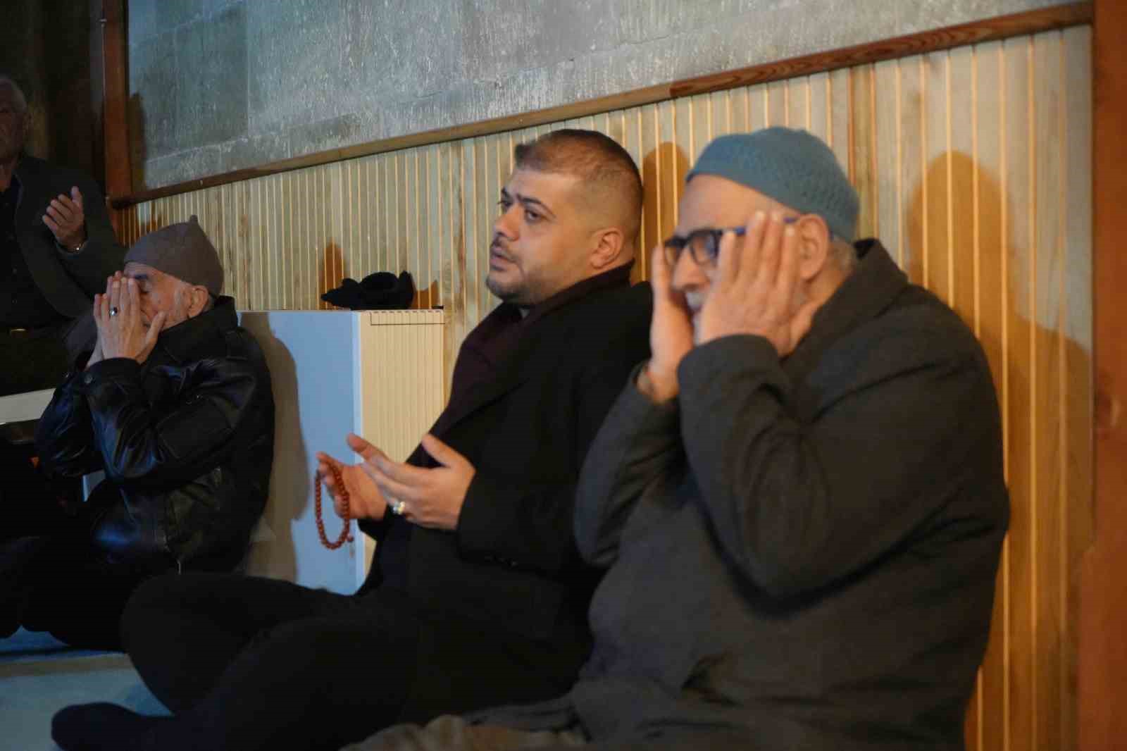 6 Şubat depremlerinde hayatını kaybedenler Bayburt&rsquo;ta dualarla anıldı
