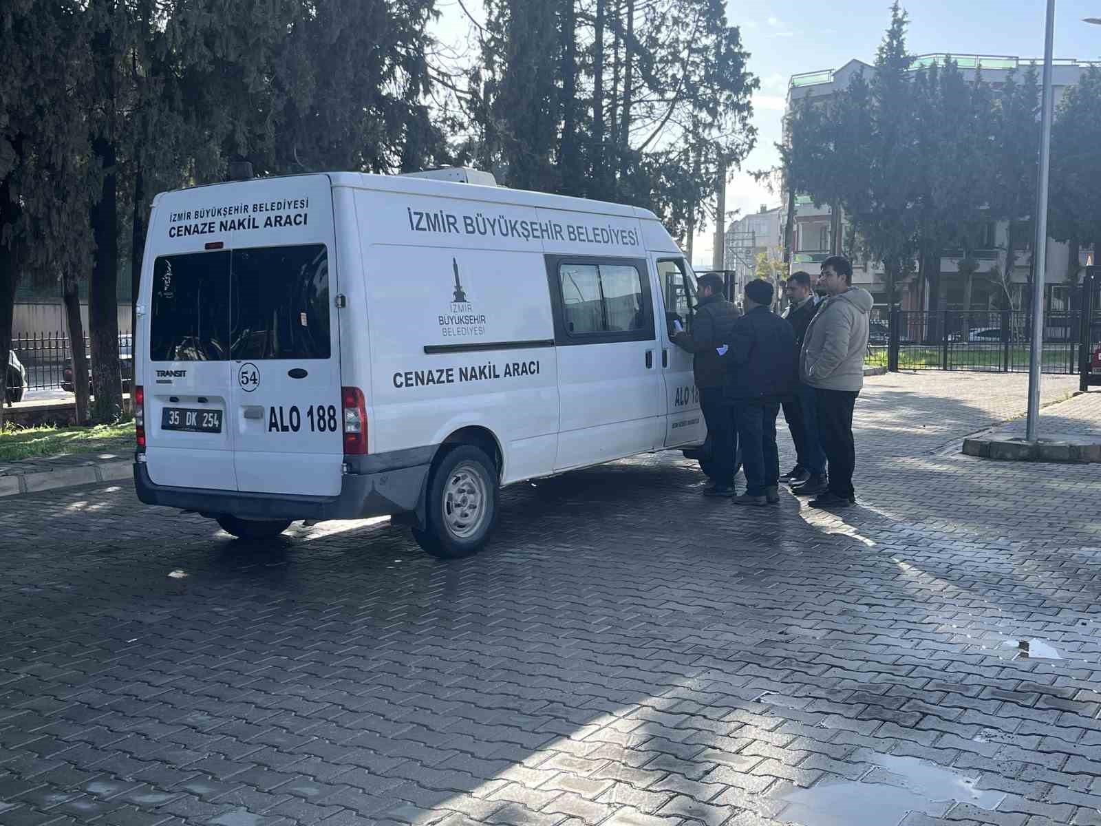 İzmir’de su dolu alt geçitte hayatını kaybeden sürücü son yolculuğuna uğurlandı