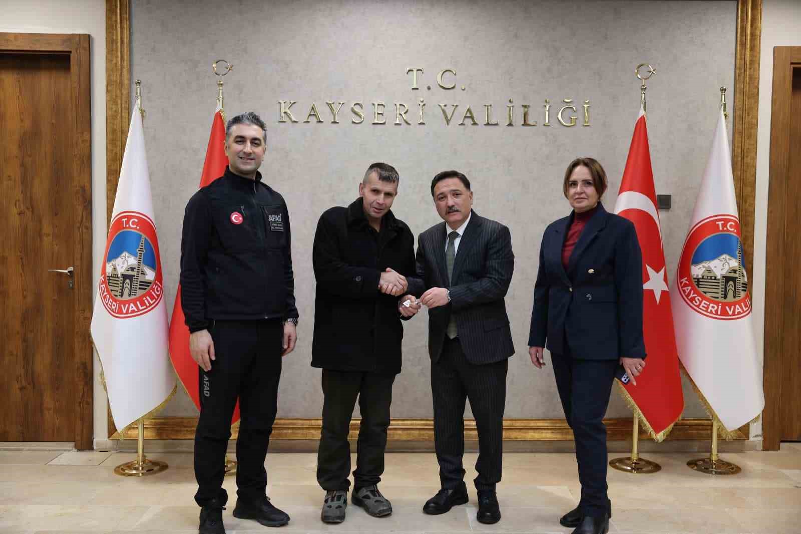 Vali &Ccedil;i&ccedil;ek&rsquo;ten afetzede ailelere anahtar teslimi
