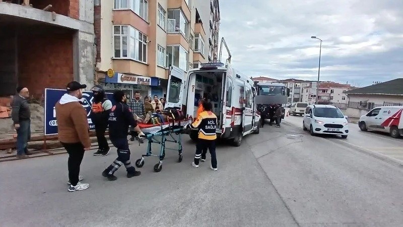 Beton mikserinin altında kalan yaşlı adam yaralandı
