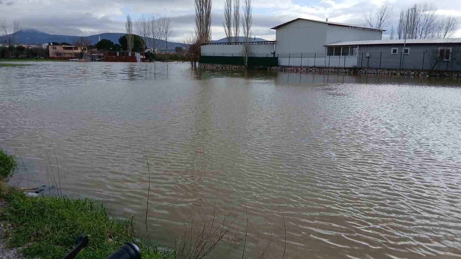 Bakır&ccedil;ay taştı, Soma&rsquo;da sokaklar sular altında kaldı
