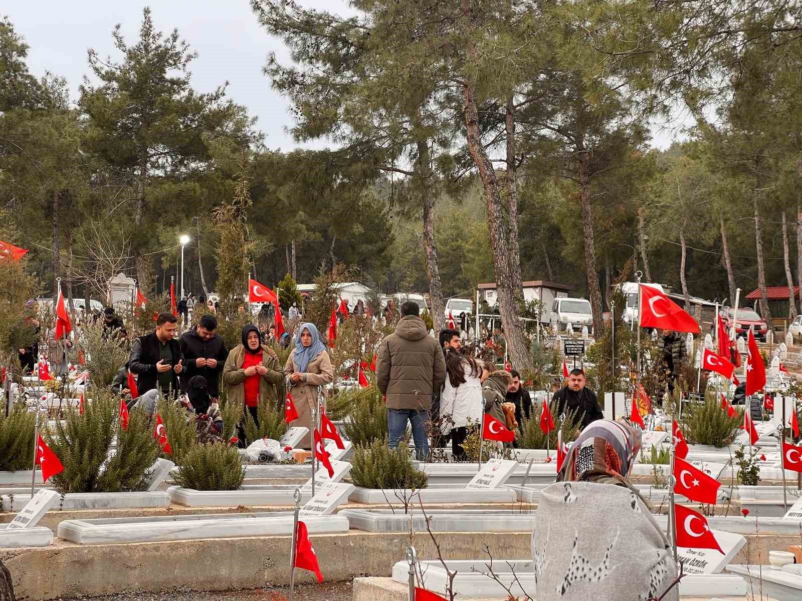 Depremin 3. yıl d&ouml;n&uuml;m&uuml;nde depremzedeler mezarlıkta sabahladı
