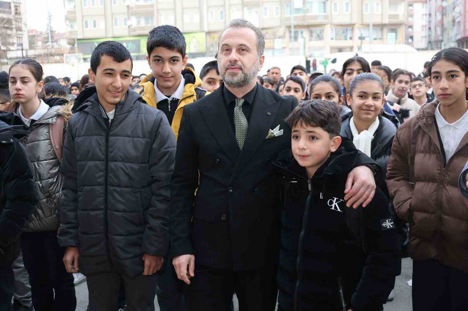 Depremde hayatını kaybedenler Elazığ&rsquo;daki okullarda anıldı
