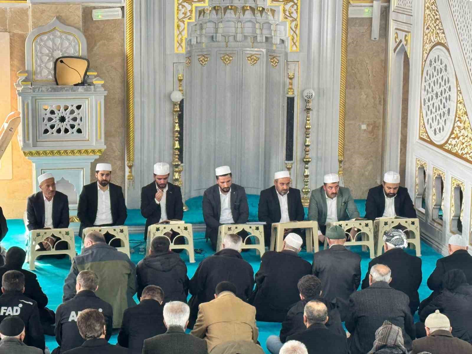 Hakkari’de deprem şehitleri dualarla anıldı