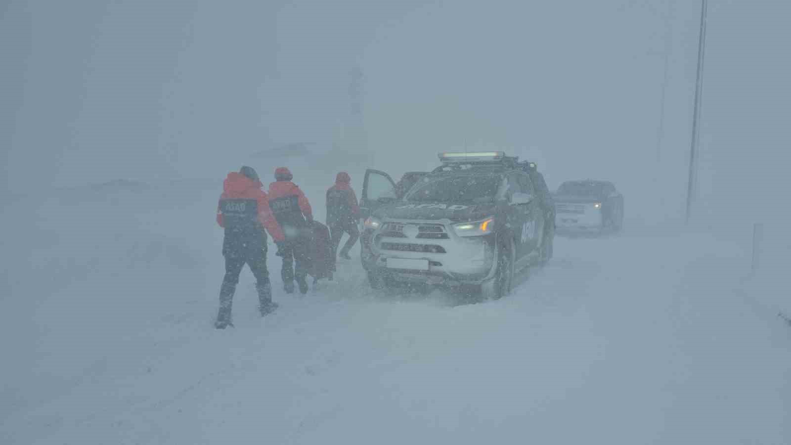 Tipide ara&ccedil;larıyla mahsur kalan vatandaşları AFAD ekipleri kurtardı
