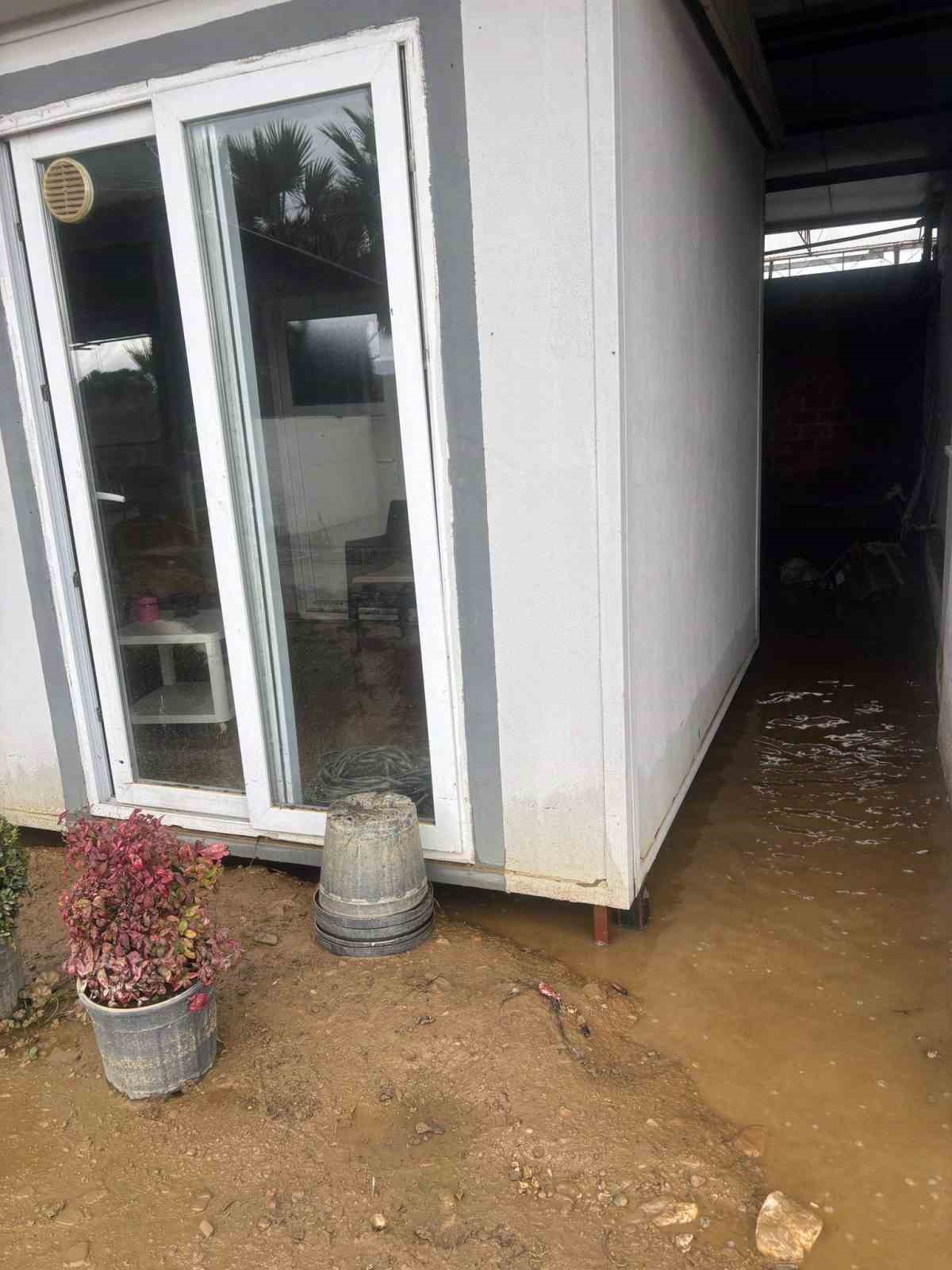 Sağanak yağış &Ouml;demiş&rsquo;te zarara neden oldu
