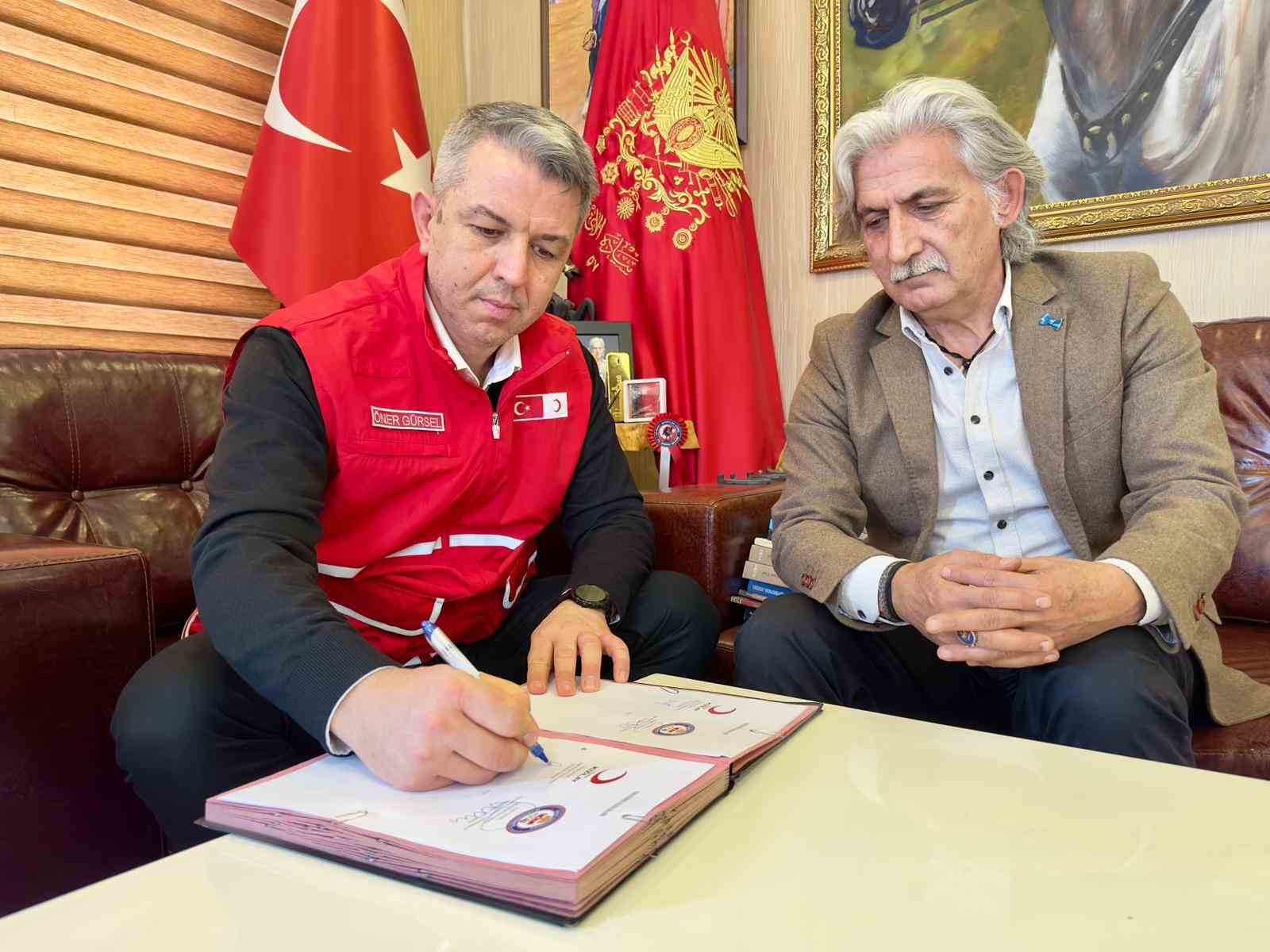 T&uuml;rk Kızılay&rsquo;dan Manisa&rsquo;da 200 aileye sıcak iftar desteği
