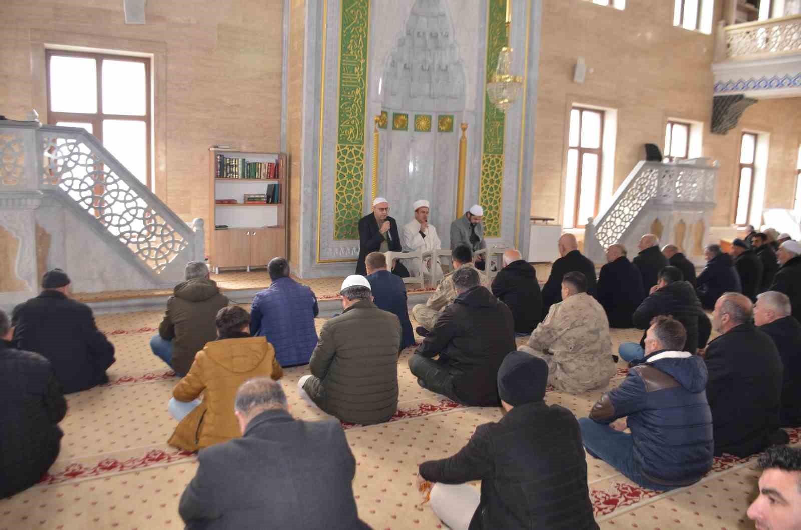 Bulanık’ta deprem şehitleri dualarla anıldı