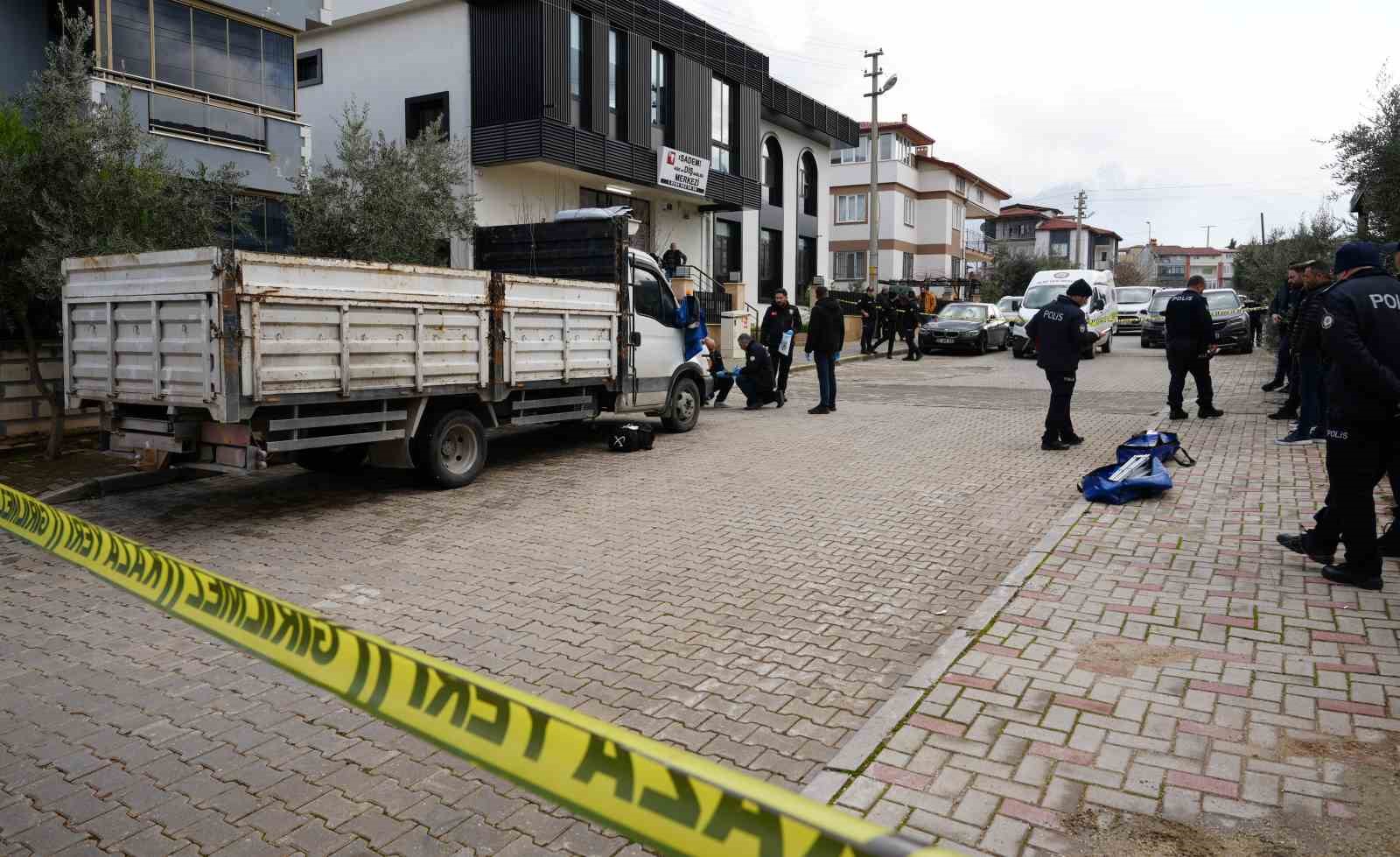 Kamyonda tüfekle vurulmuş halde ölü bulundu