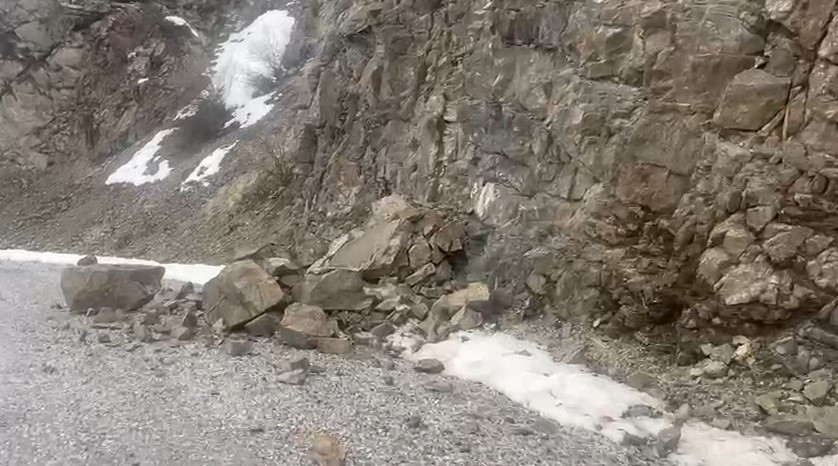 Kemah&rsquo;taki deprem sonrası Hakbilir k&ouml;y&uuml; yoluna kayalar d&uuml;şt&uuml;
