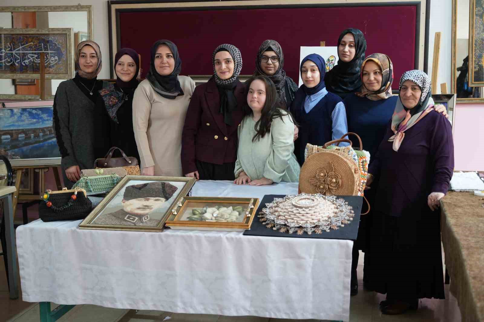 Muş&rsquo;ta down sendromlu Rabia&rsquo;nın sanatla y&uuml;kselen başarısı
