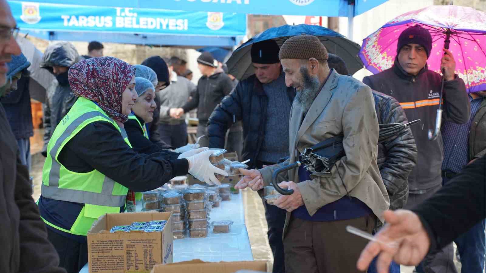Tarsus&rsquo;ta 6 Şubat depremlerinin yıl d&ouml;n&uuml;m&uuml;nde helva ikramı yapıldı
