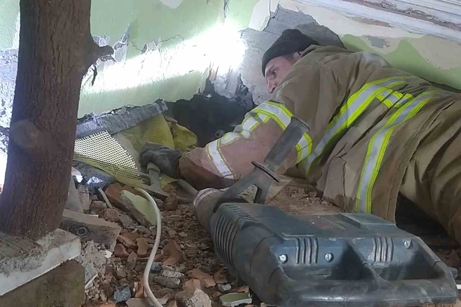 Enkaz altında hafızalara kazınan anlar: "Çay içelim" teklifi ve küçük Zehra’nın kurtuluşu