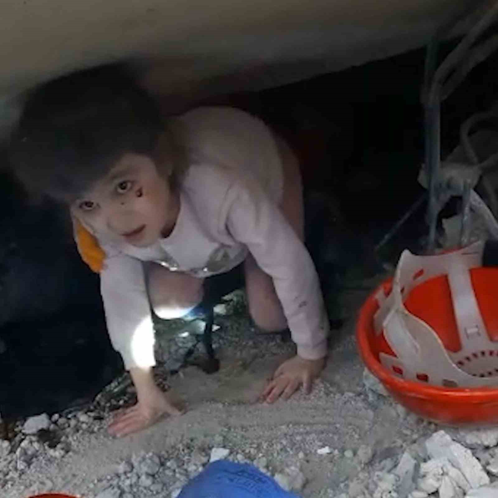 Enkaz altında hafızalara kazınan anlar: "&Ccedil;ay i&ccedil;elim" teklifi ve k&uuml;&ccedil;&uuml;k Zehra&rsquo;nın kurtuluşu
