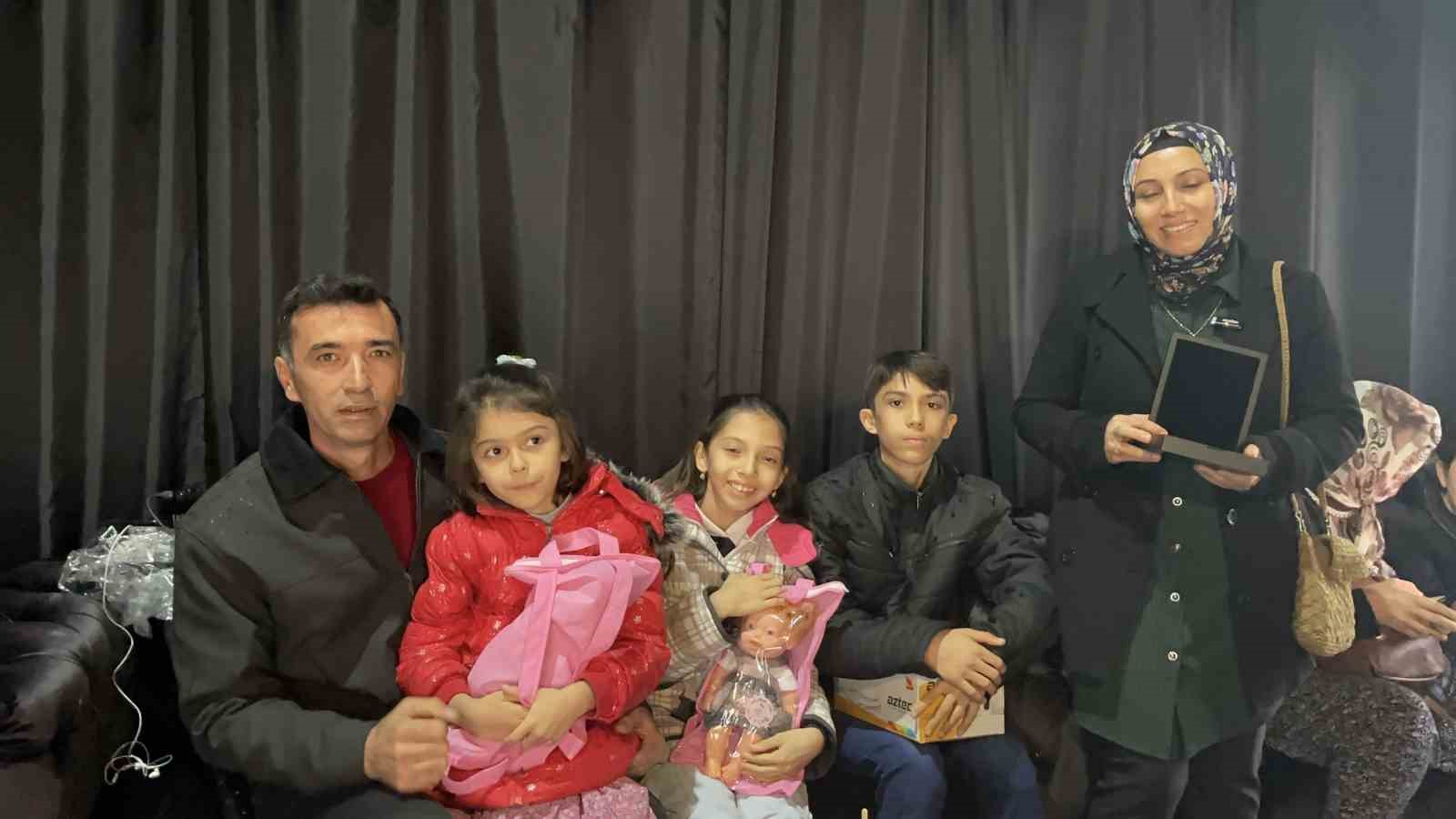 Osmaniyeli depremzedeler evlerine kavuştukları i&ccedil;in mutlu
