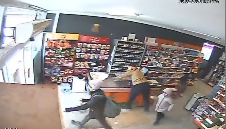 Kemah’taki deprem paniği marketin güvenlik kamerasına yansıdı