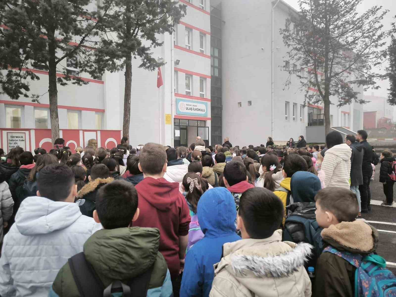 Tekirdağ’da okullarda 6 Şubat depremleri için saygı duruşu