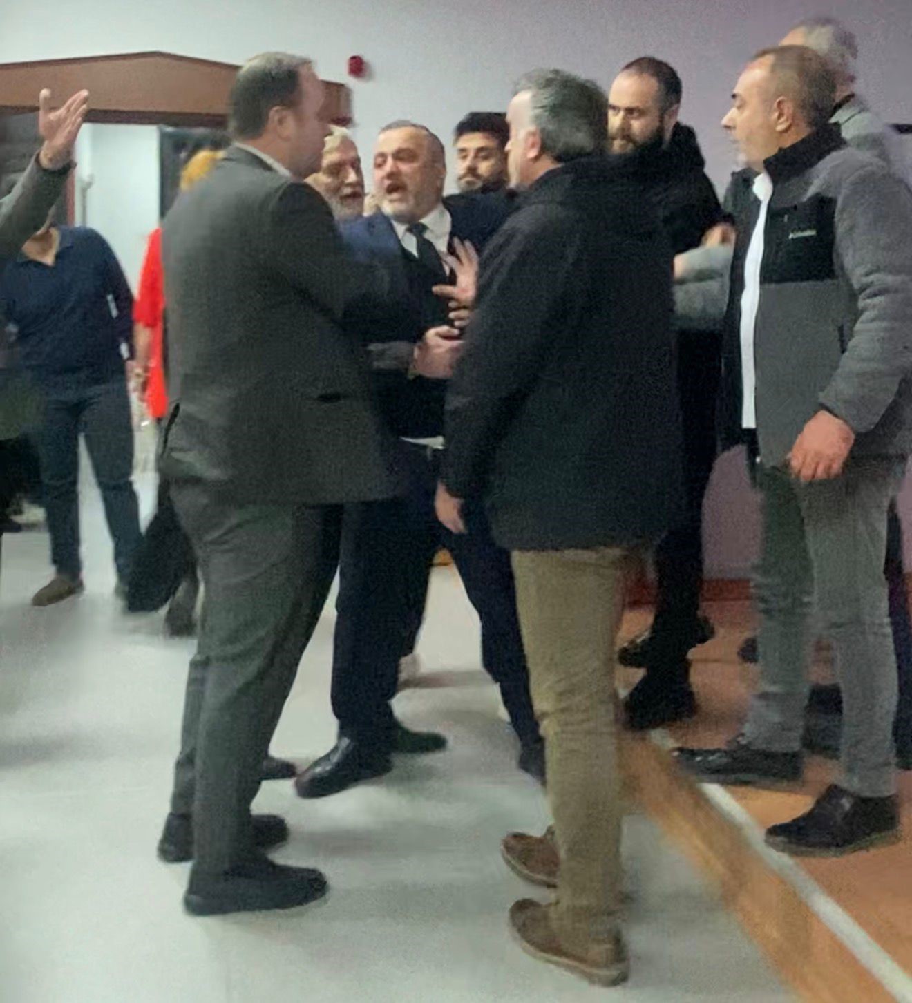 Anma t&ouml;reni krize d&ouml;n&uuml;şt&uuml;: Mecliste gergin dakikalar
