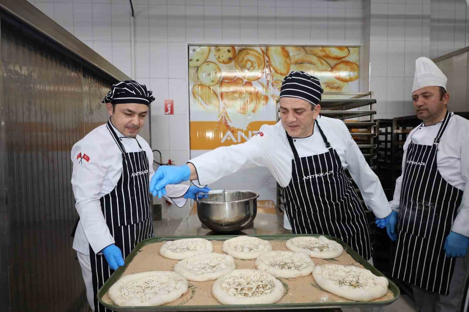 Kocaeli&rsquo;de Halk Ekmek b&uuml;felerinde Ramazan pidesi 20 liradan satılacak
