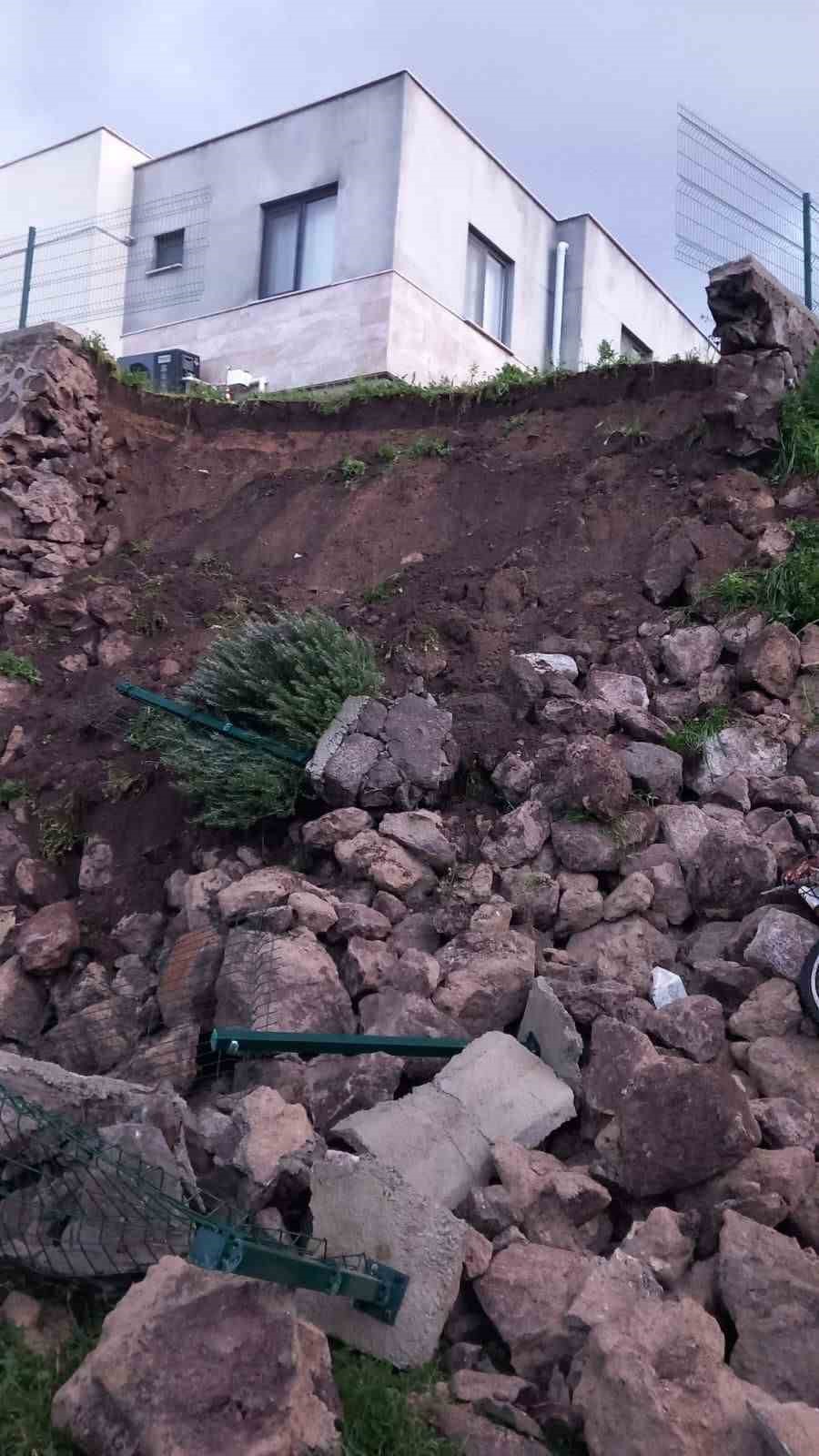 Ayvacık&rsquo;ta aşırı yağışlara dayanamayan istinat duvarı &ccedil;&ouml;kt&uuml;
