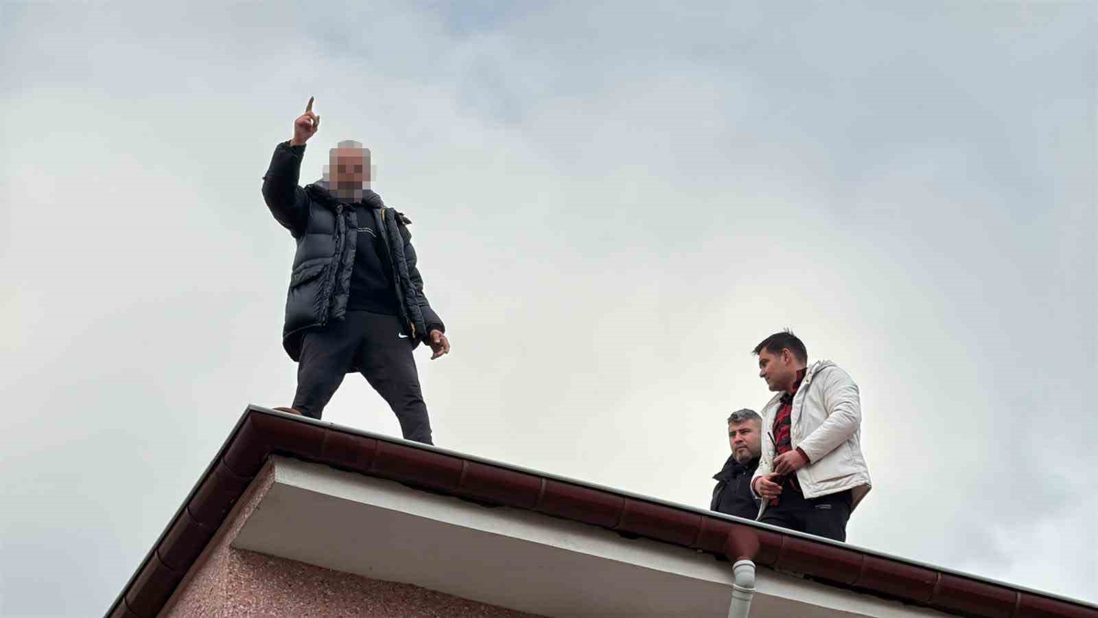 &Ccedil;atıdan d&uuml;şmek &uuml;zereyken son anda emniyet m&uuml;d&uuml;r&uuml; kurtardı
