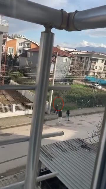 Sokak ortasında havaya ateş eden çocuk kamerada