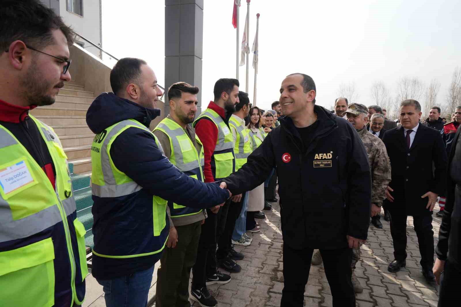 Vali Taşolar, minik AFAD gönüllüsü Poyraz Ege ile bir araya geldi