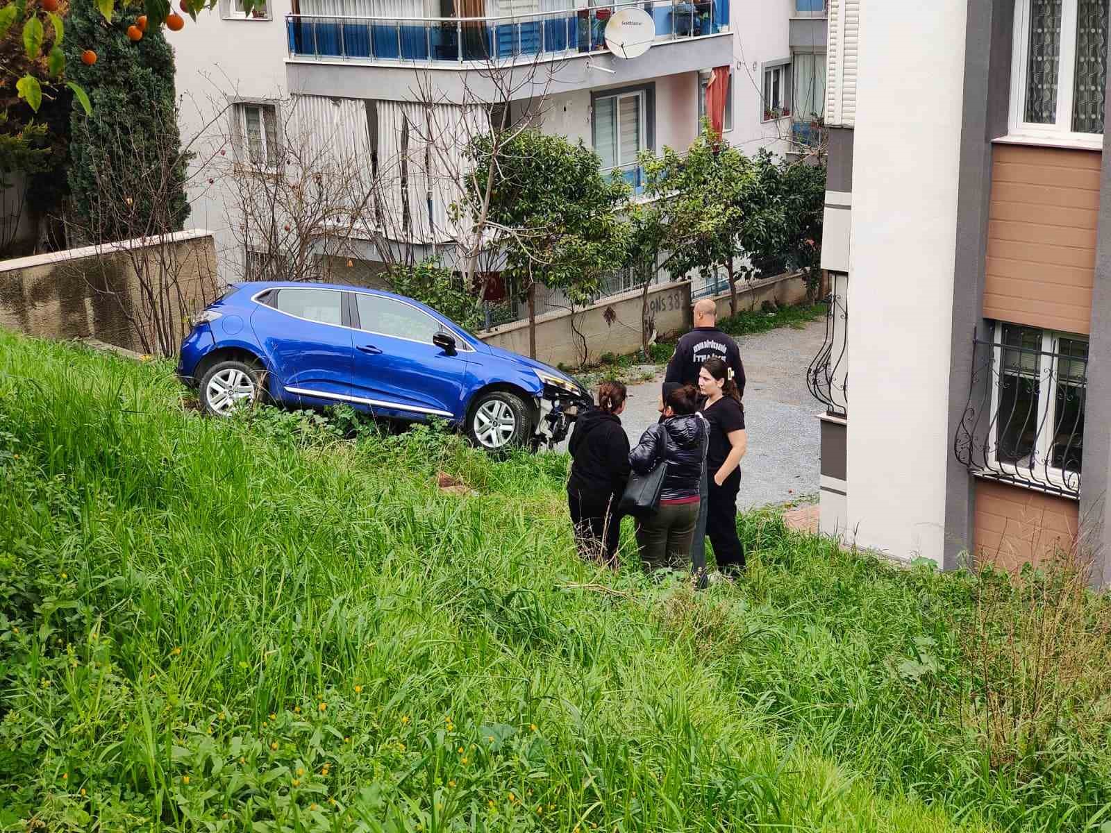 Fren yerine gaza basınca, sitenin bah&ccedil;esine yuvarlandı
