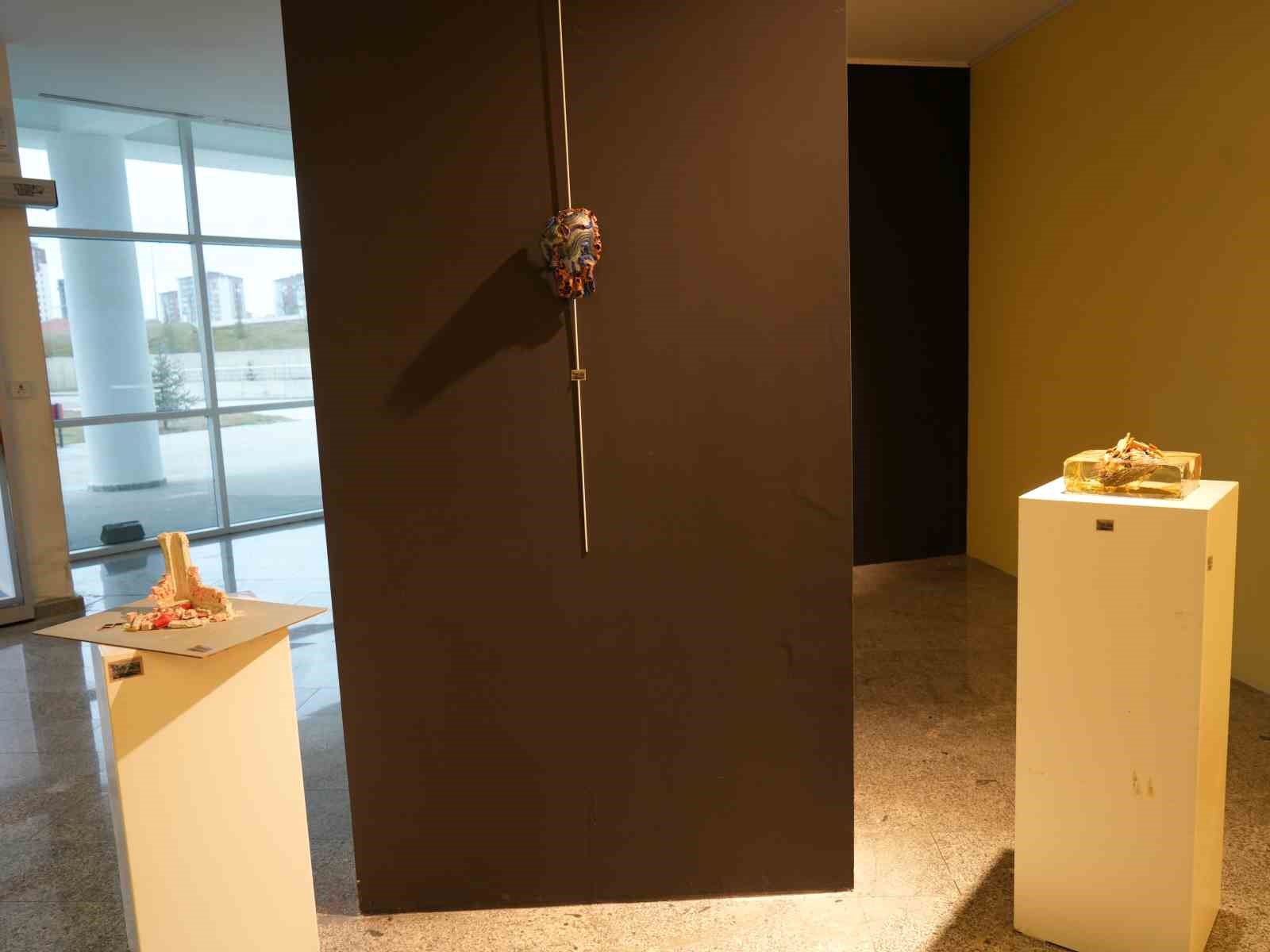 30 &uuml;lkeden 350 sanat&ccedil;ı posta sanatıyla "asrın felaketi"ni anlattı
