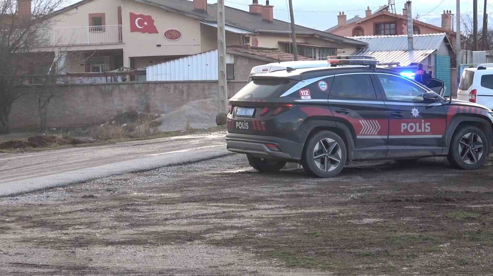 Polisin "dur" ihtarına uymayan ş&uuml;pheliler aracı bırakıp ka&ccedil;tı
