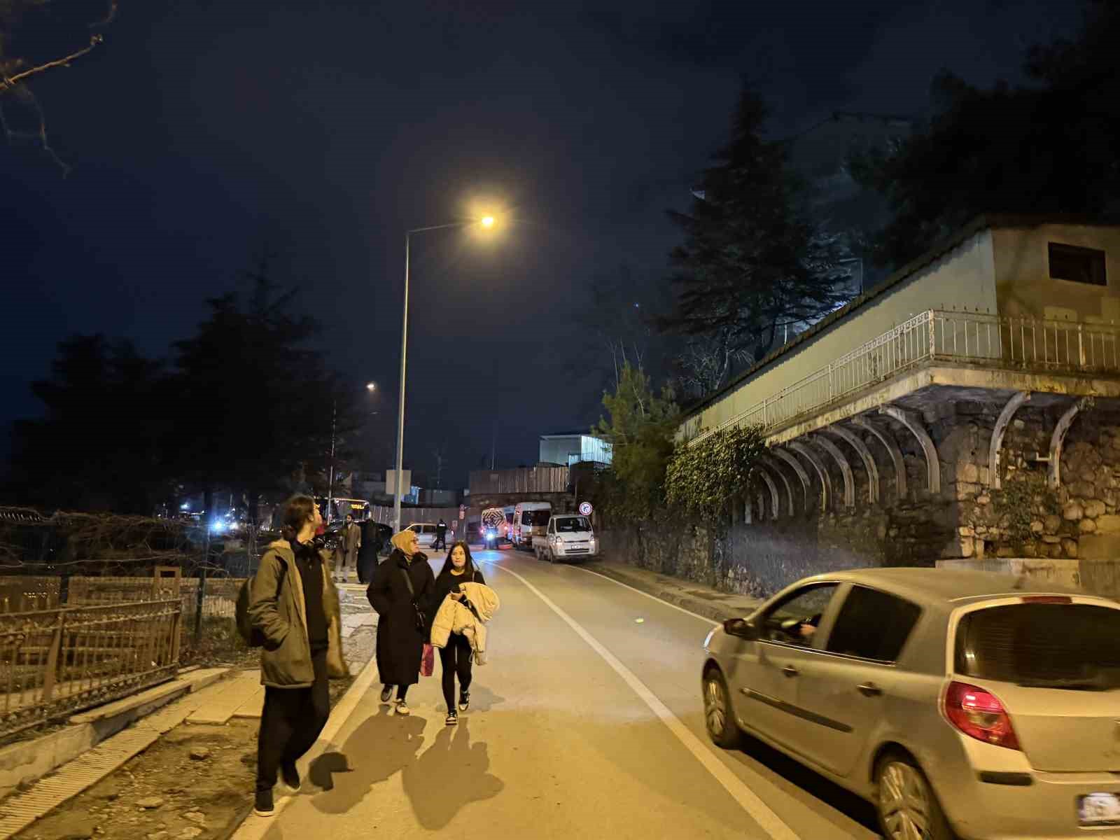 Bursa&rsquo;da heyelan: Tophane-Muradiye yolu ulaşıma kapandı

