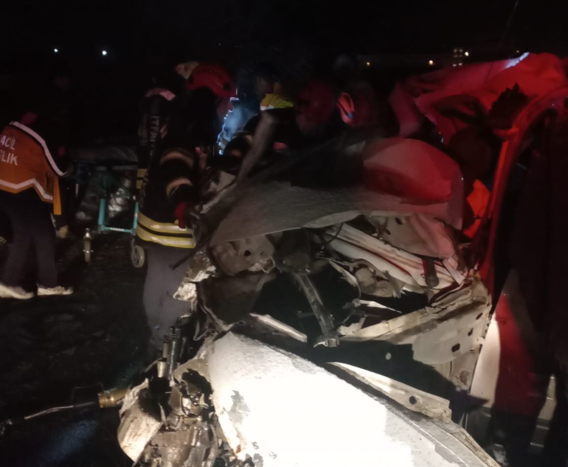 Erzurum&rsquo;da trafik kazası: 4 &ouml;l&uuml;
