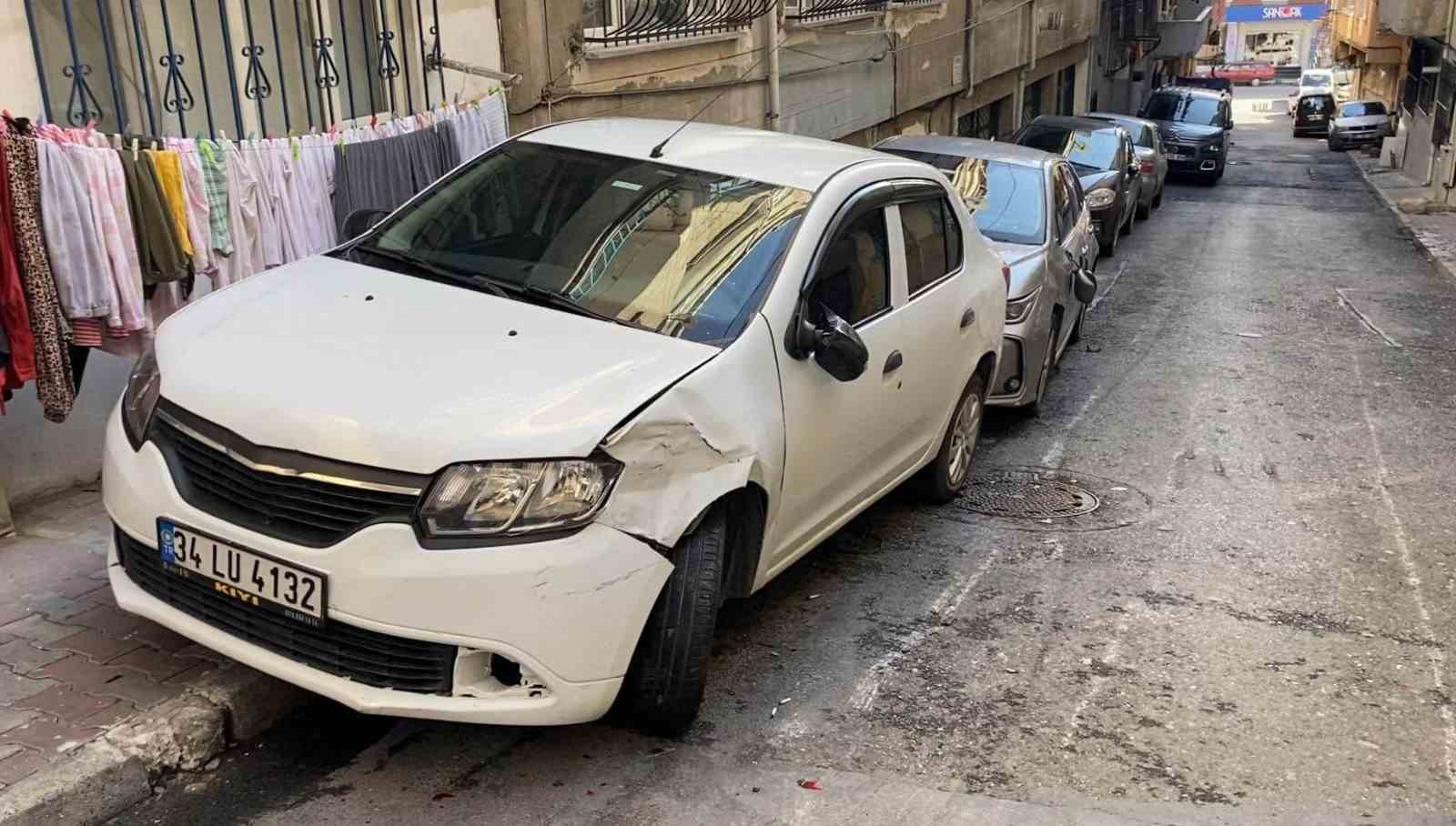 Esenler&rsquo;de otomobil y&uuml;kl&uuml; &ccedil;ekici 13 araca &ccedil;arptı, 1 kişinin yaralandığı kaza kamerada
