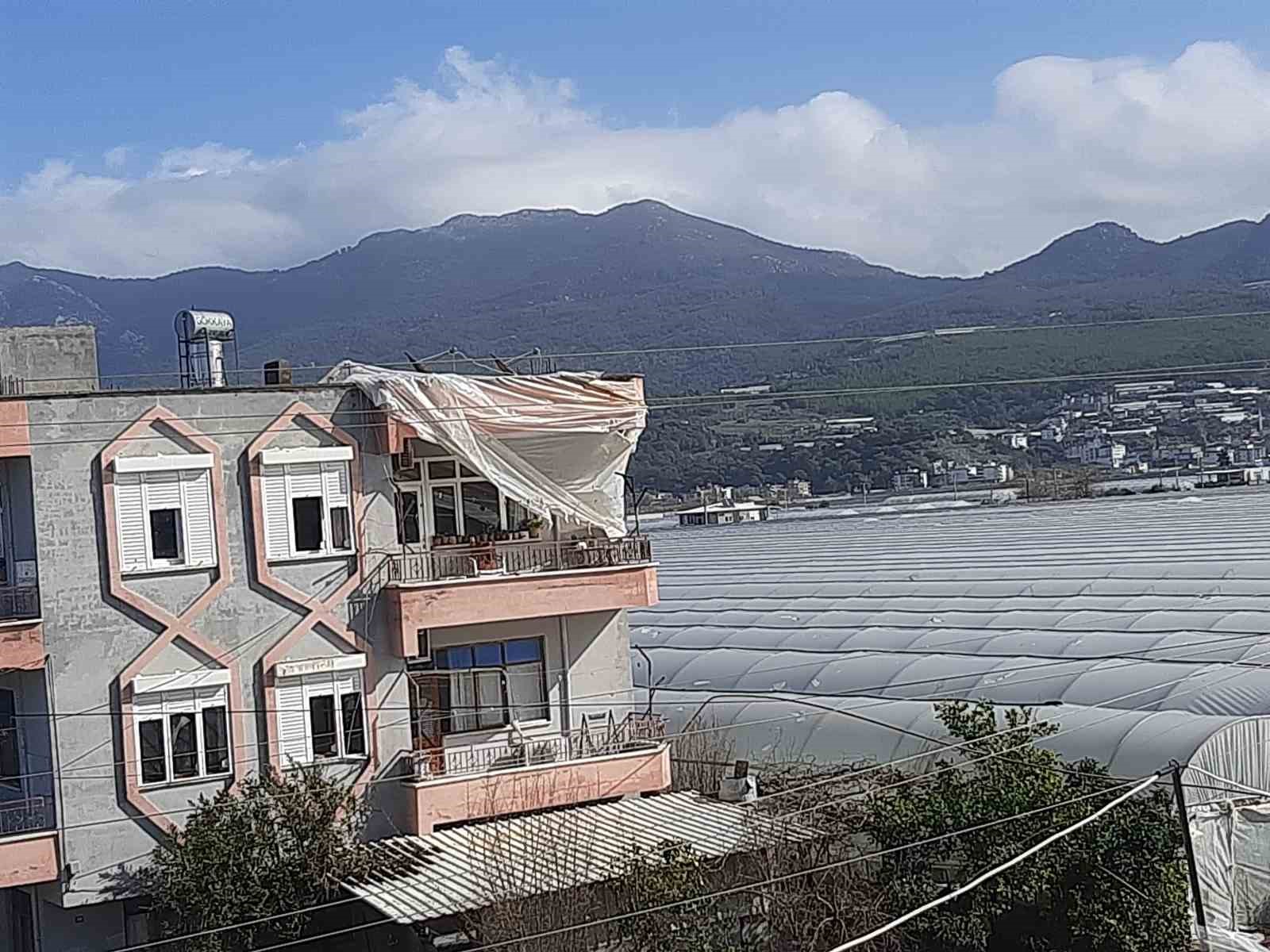 Kumluca&rsquo;da hortum seraları par&ccedil;aladı
