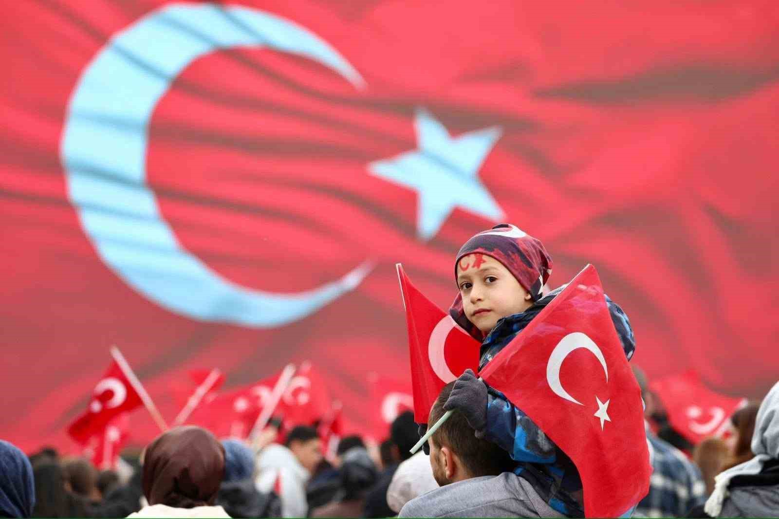 Erzincan&rsquo;da on binlerce kişi &lsquo;İstiklal Bayrakla, İstikbal Maarifle&rsquo; y&uuml;r&uuml;y&uuml;ş&uuml;nde tek y&uuml;rek oldu
