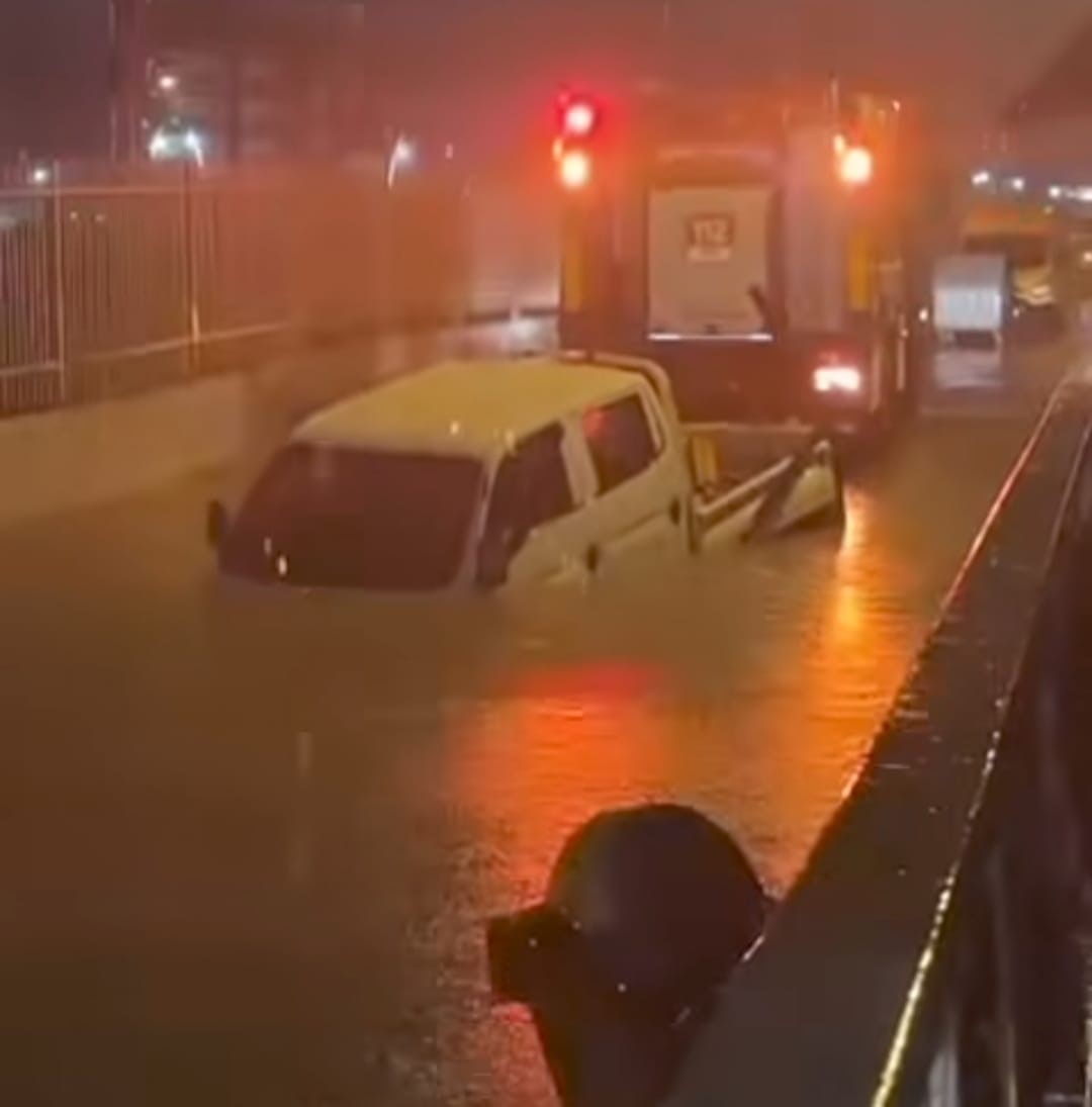 İzmir&rsquo;de su dolu alt ge&ccedil;itte hayatını kaybeden s&uuml;r&uuml;c&uuml; son yolculuğuna uğurlandı

