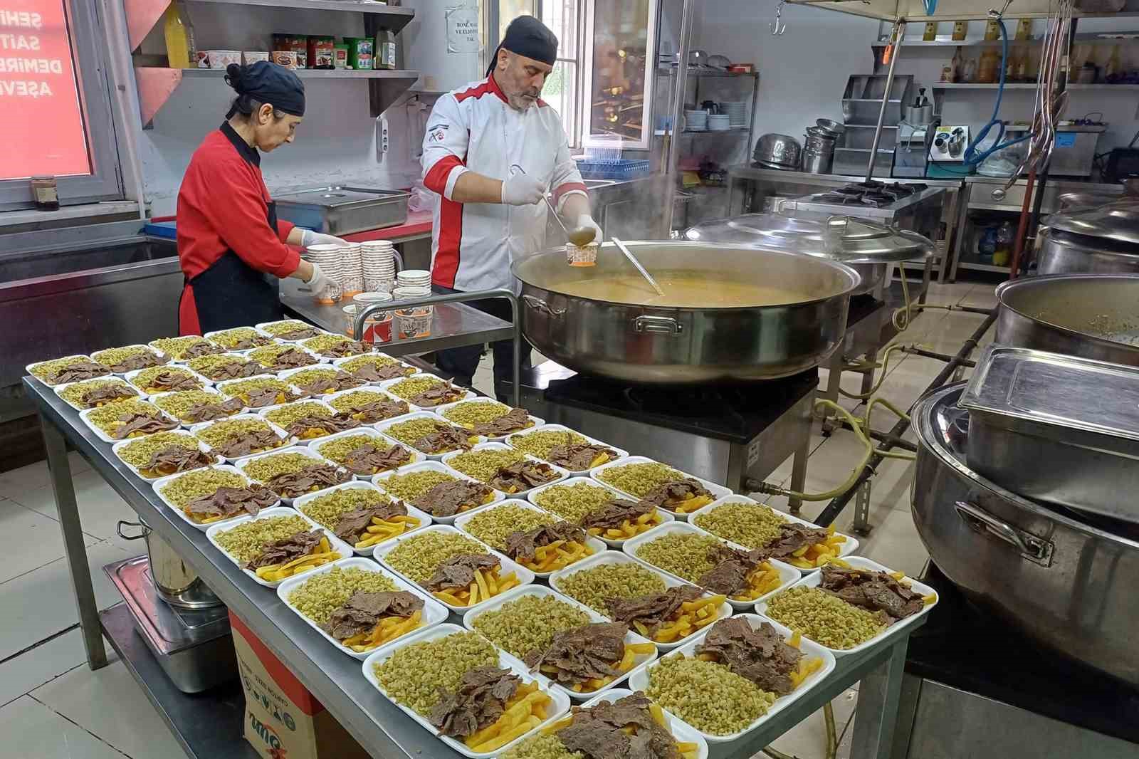 Araban’da 6 Şubat depremlerinde hayatını kaybedenler için 450 aileye et döner dağıtıldı