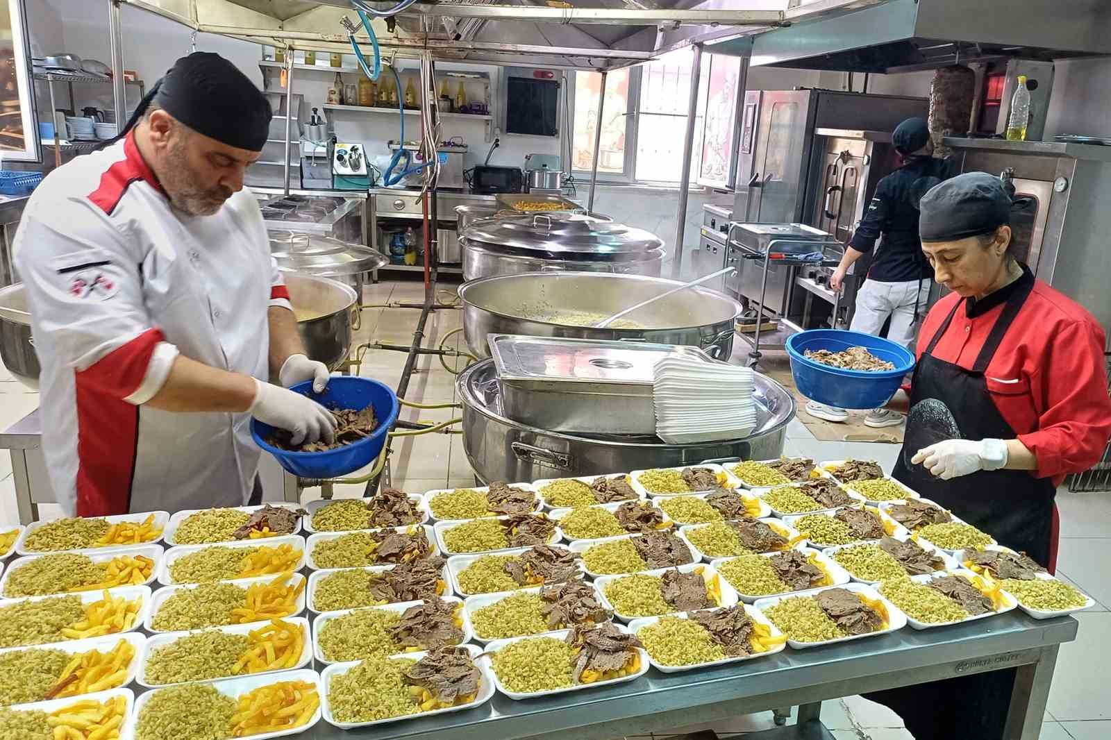 Araban&rsquo;da 6 Şubat depremlerinde hayatını kaybedenler i&ccedil;in 450 aileye et d&ouml;ner dağıtıldı
