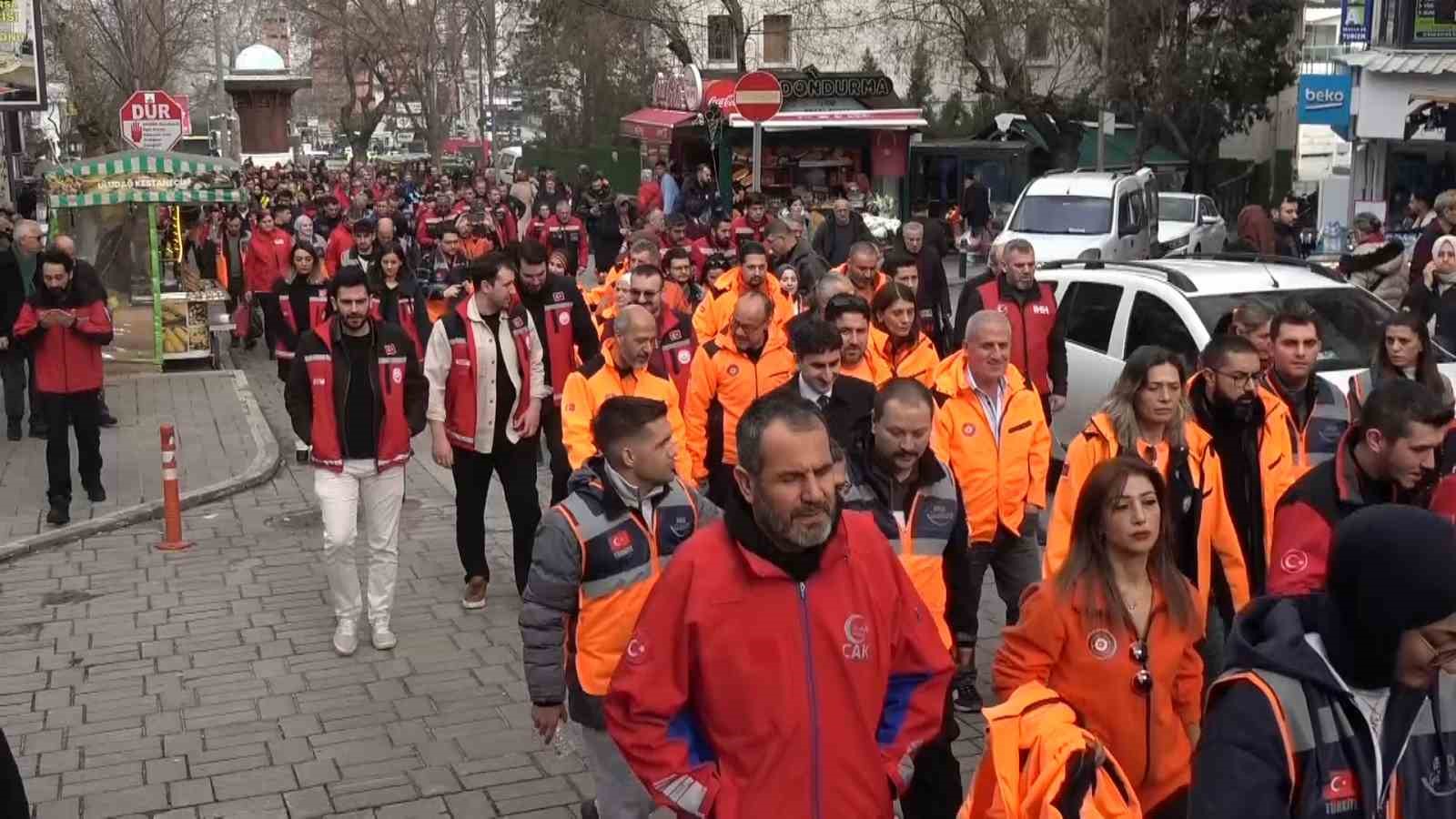 Bursa&rsquo;da 6 Şubat şehitleri i&ccedil;in sessiz y&uuml;r&uuml;y&uuml;ş
