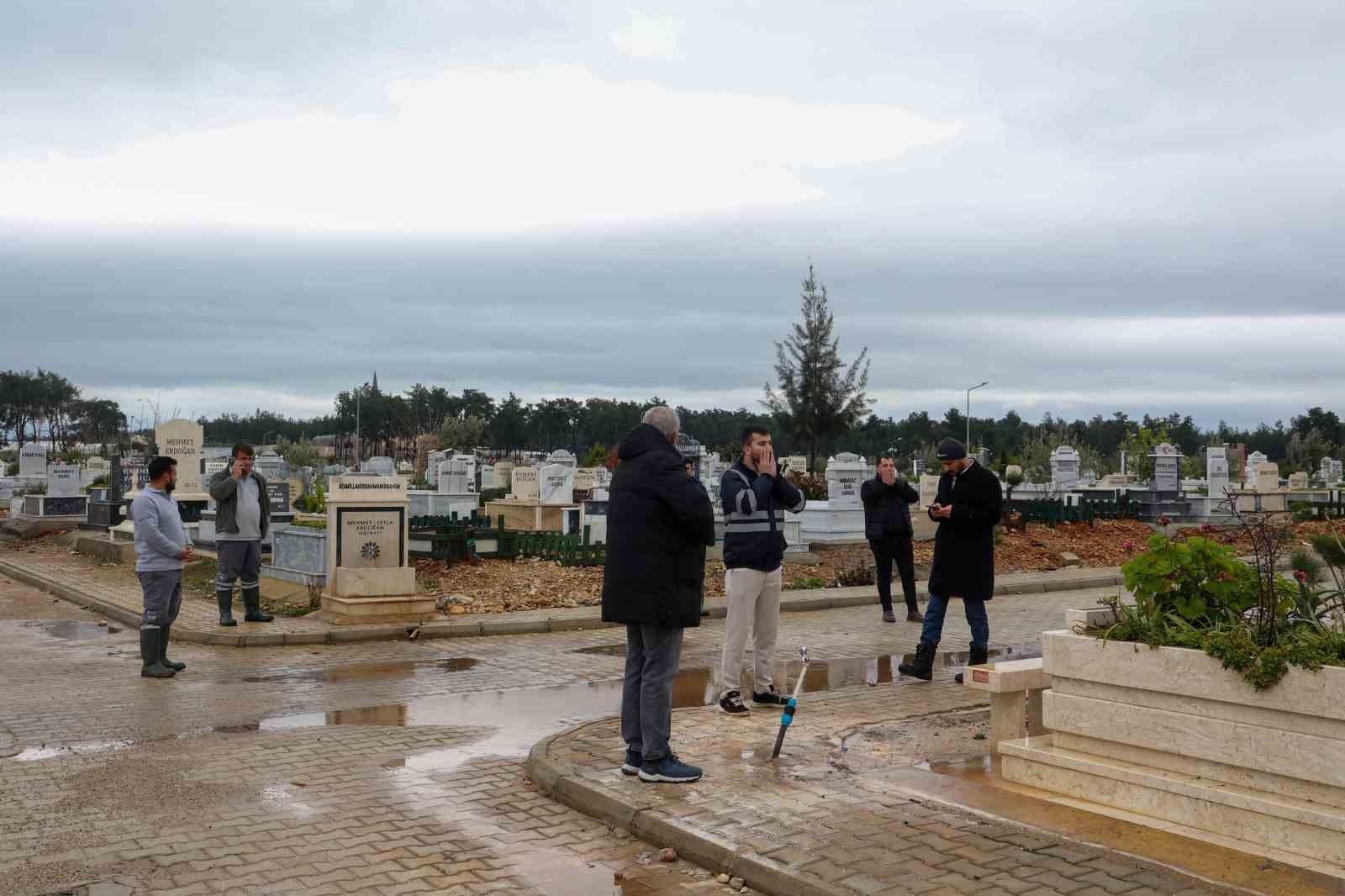 6 Şubat depreminde hayatını kaybeden Antalyalı vatandaşlar mezarı başında anıldı