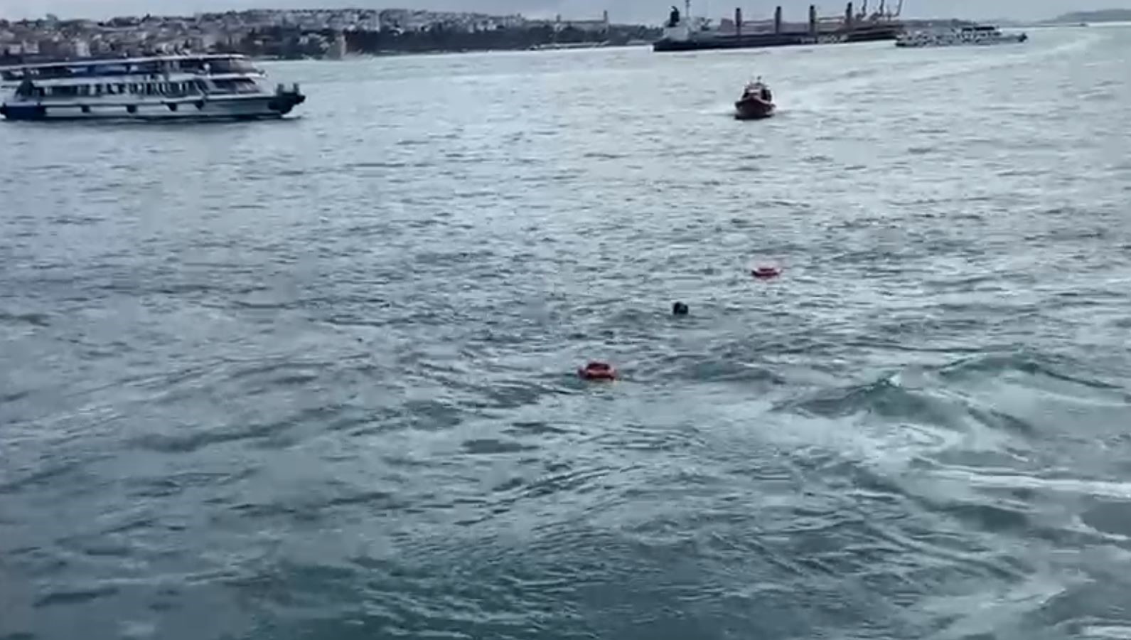 İstanbul&rsquo;da bir kişi vapurdan denize atladı, g&ouml;revliler ve vatandaşlar onun i&ccedil;in seferber oldu
