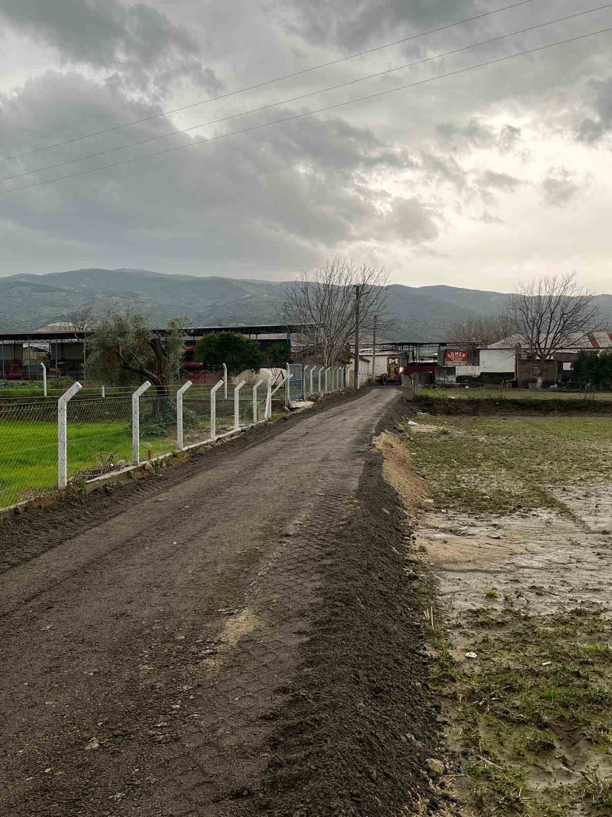 Yenipazar&rsquo;da tarla, bah&ccedil;e ve ahır yolları yenileniyor
