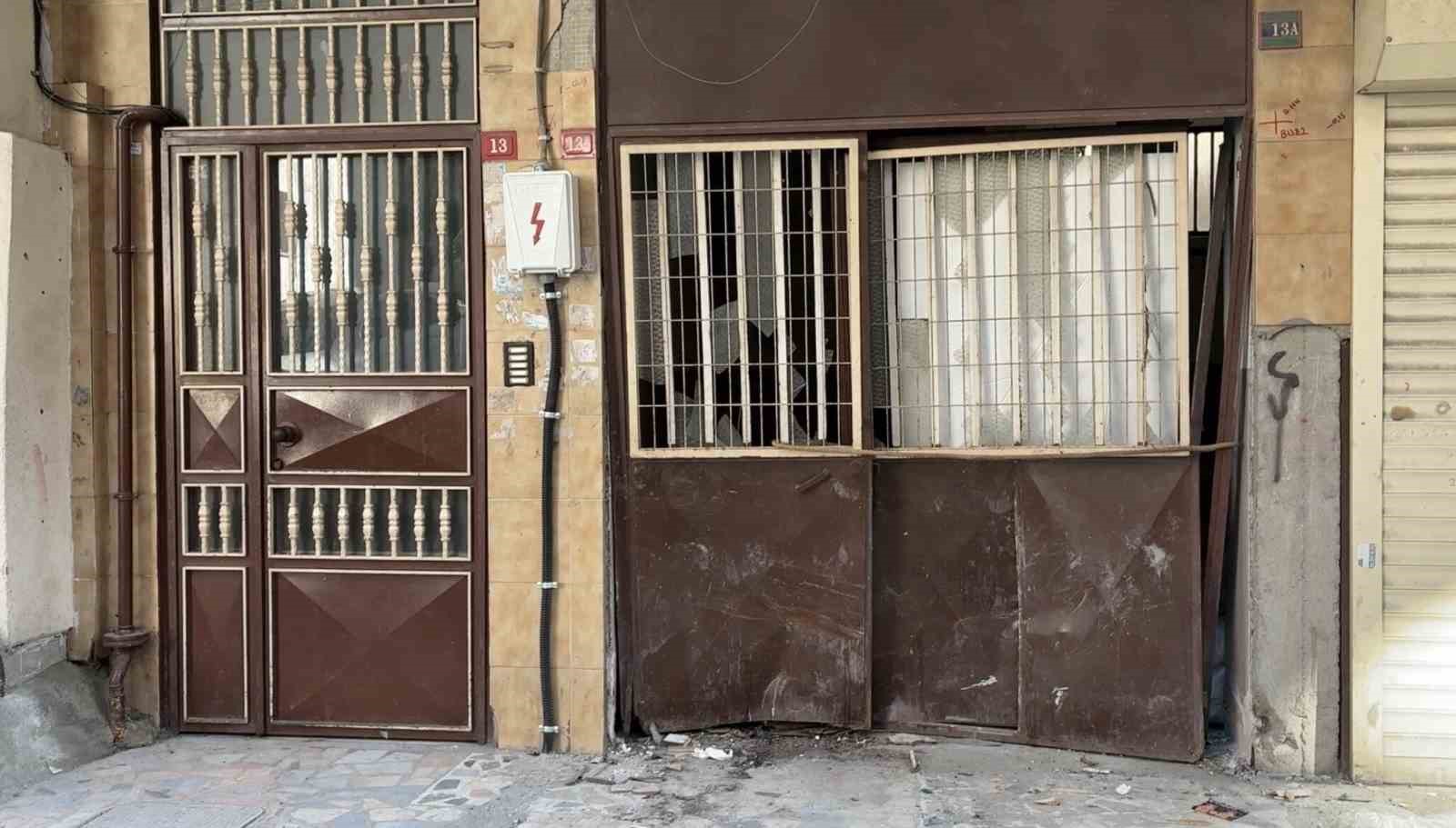 Ehliyetini ve otomobilini yeni alan s&uuml;r&uuml;c&uuml; depoya daldı
