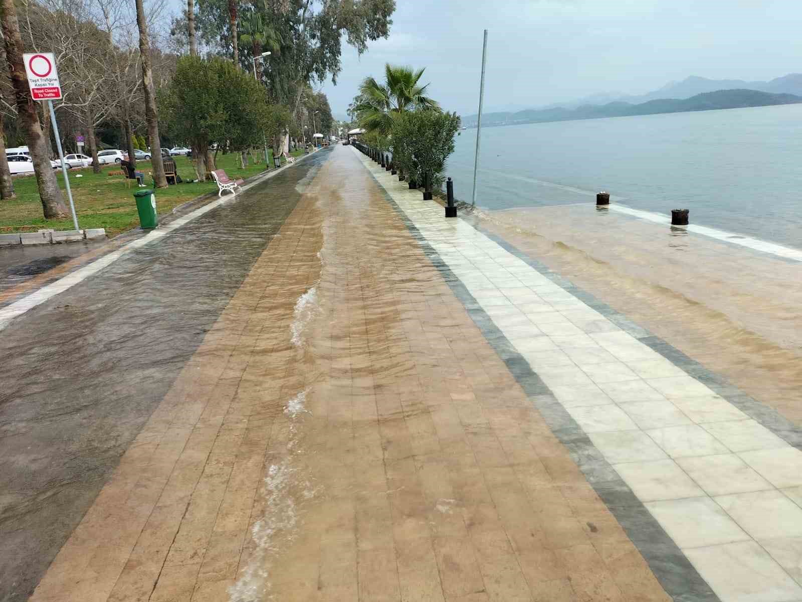 Köyceğiz Gölü taştı, kordon sular altında kaldı