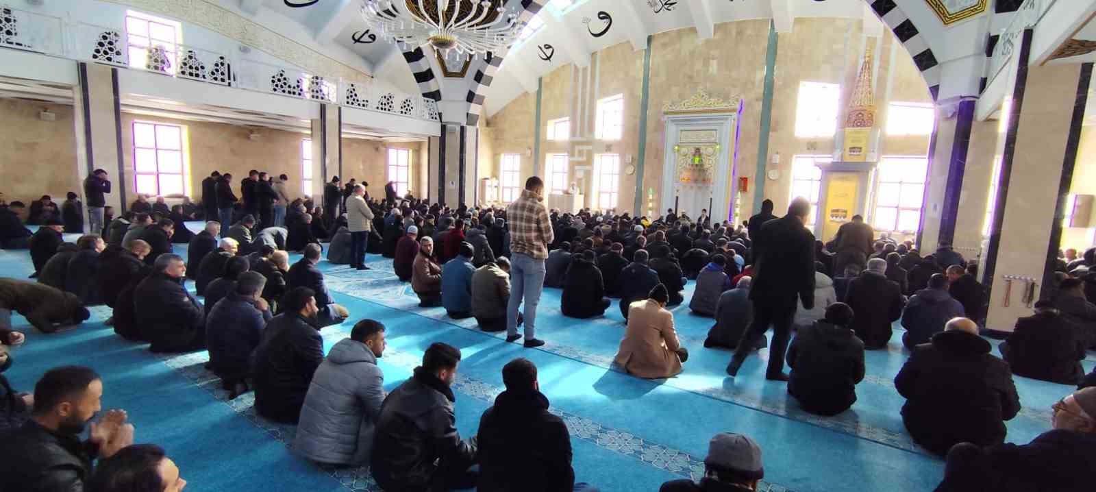 &Ccedil;aldıran&rsquo;da deprem şehitleri dualarla anıldı
