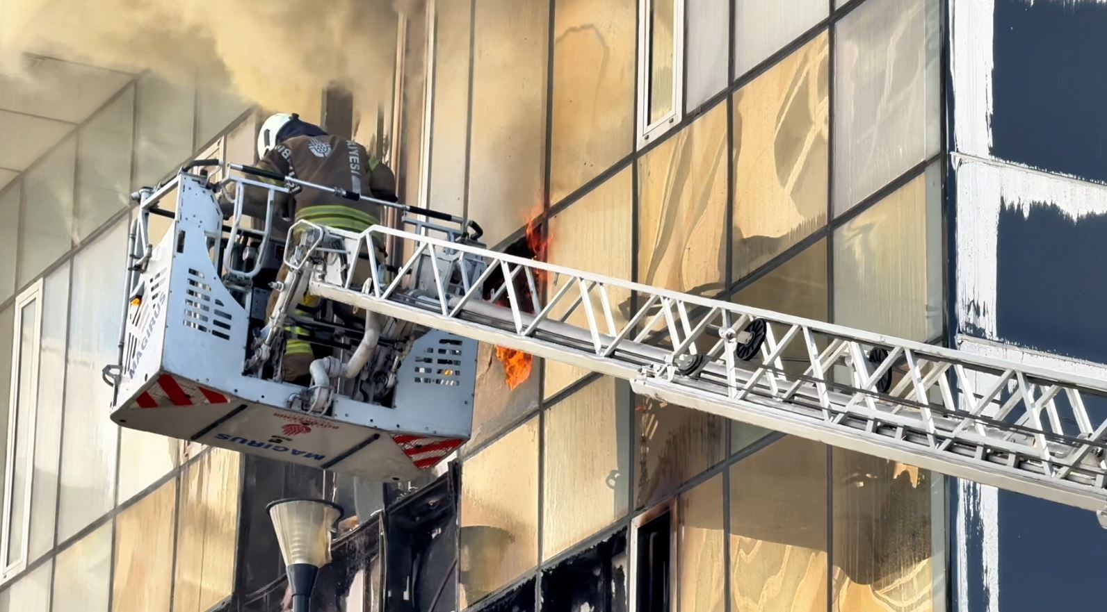 Bağcılar&rsquo;da alışveriş merkezinin i&ccedil;indeki gece kul&uuml;b&uuml;nden alevler y&uuml;kseldi
