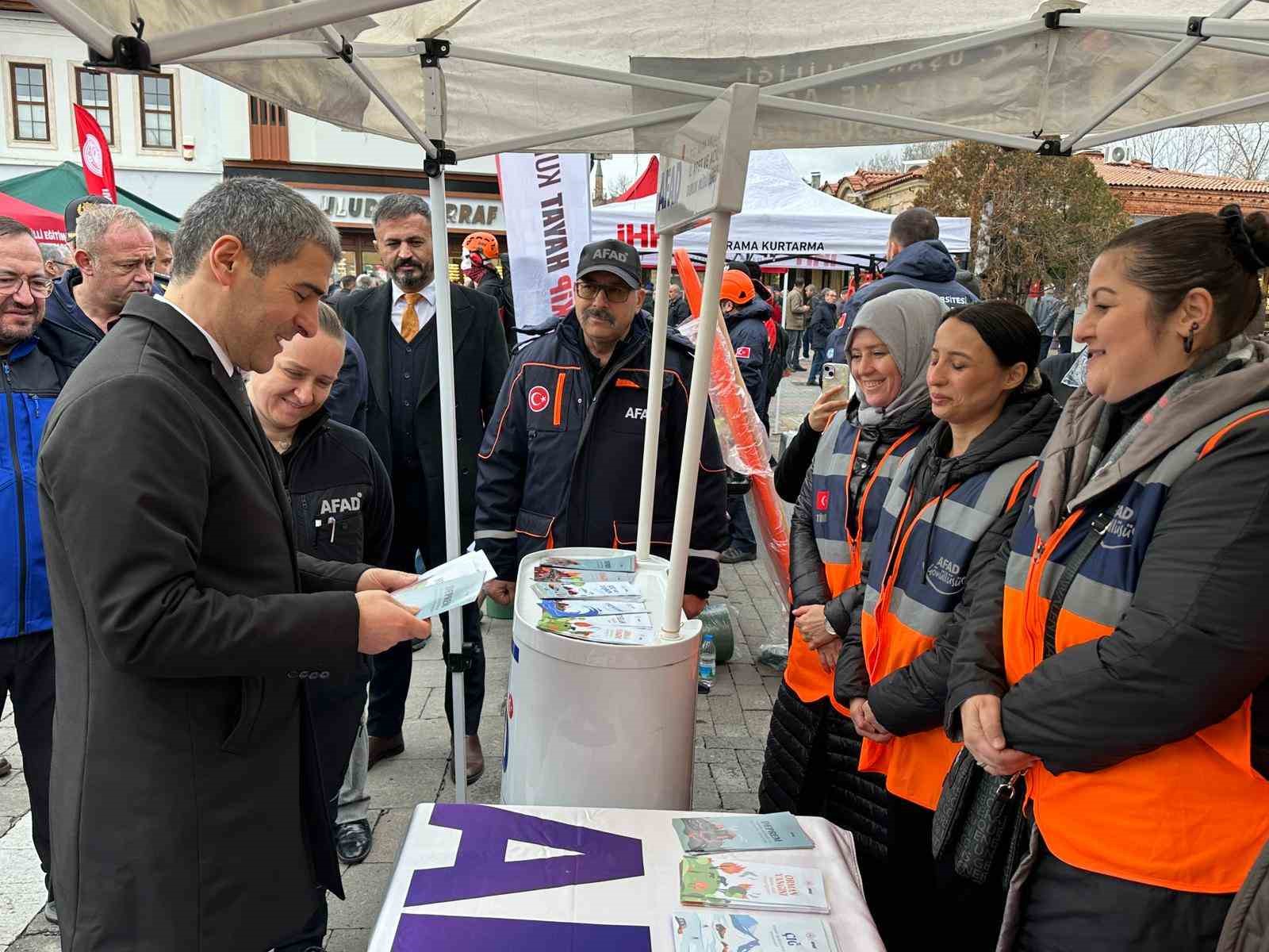 6 Şubat depremlerinde hayatını kaybedenler Uşak’ta dualarla anıldı