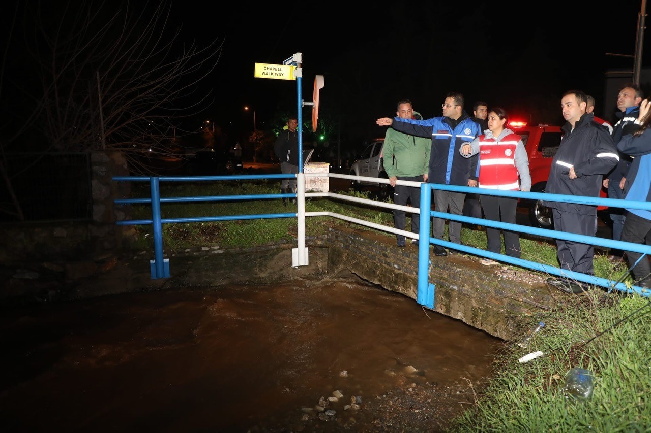 Başkan Aras, yoğun yağışlar sonrası t&uuml;m ekipleri sahaya sevk etti
