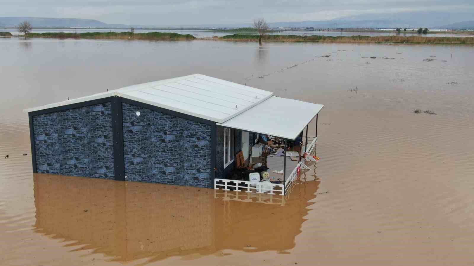 İzmir&rsquo;de sağanak ovayı g&ouml;le &ccedil;evirdi
